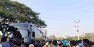 Allu Arjun Caravan Met With Accident