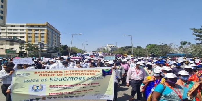 Rally of private teachers against government