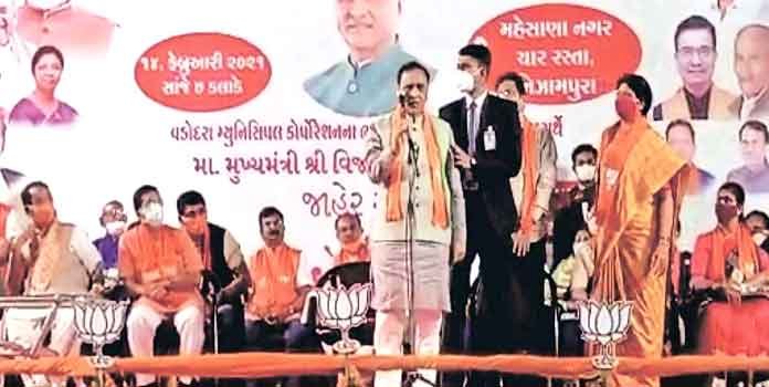 Gujarat CM collapses on stage